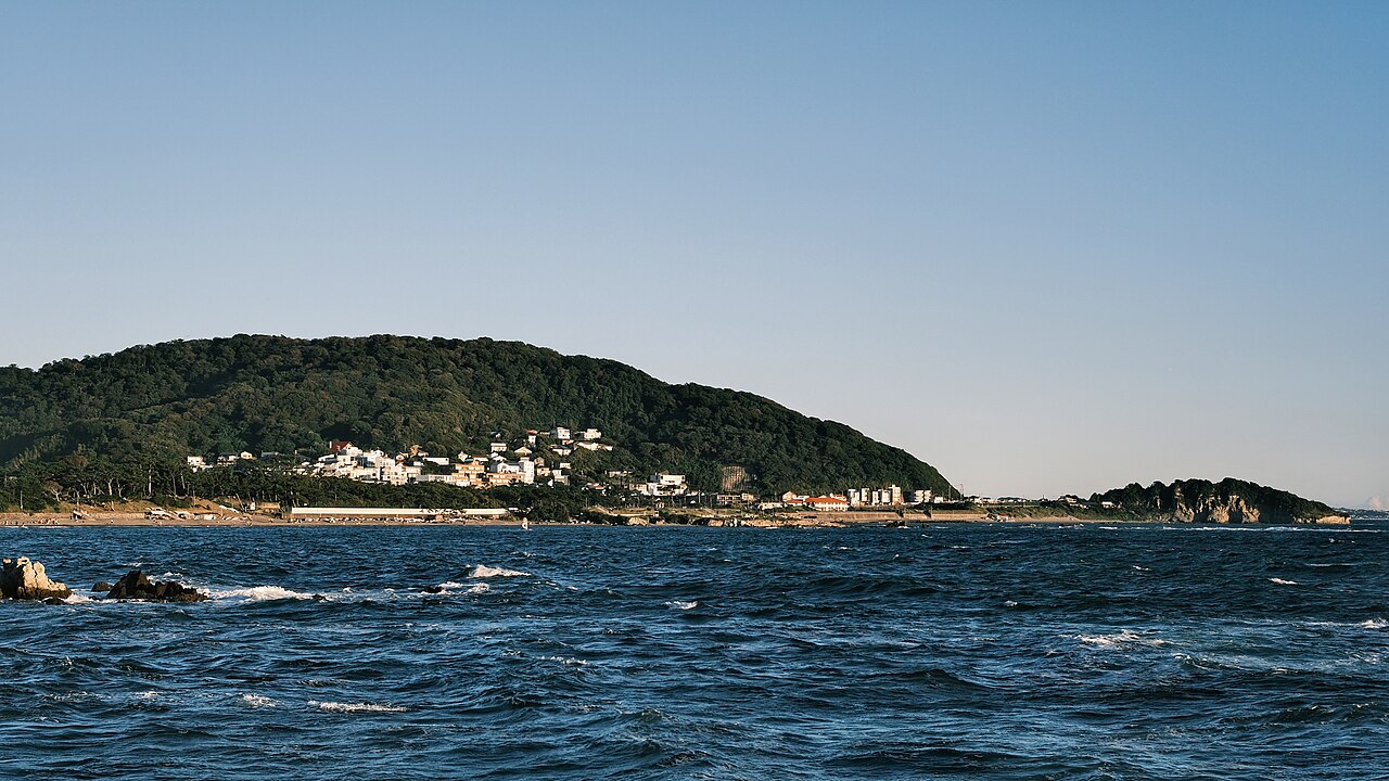 ​日本神奈川县叶山海涛公园附近的海岸线。