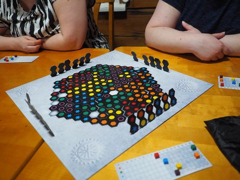 A four-player game of Einfach Genial! by Reiner Knizia at the end of play.