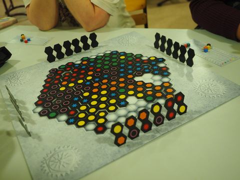 A four-player game of Einfach genial at the end of play, played at a special board game camp in Kirkkonummi, Finland.