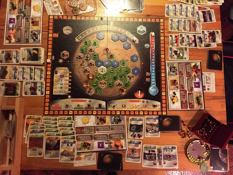Terraforming Mars grundspel på tre spelare. Visar spelplan, spelarbräden och spelarnas kort vid slutet av en spelomgång