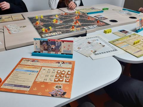 Exemple d'une partie de Root à 4 joueurs : la Marquise des Chats, le Vagabond, l'Alliance de la forêt, et le Culte des Lézards.