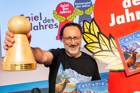 Spiel des Jahres-Gewinner Randy Flynn und sein Spiel Cascadia.