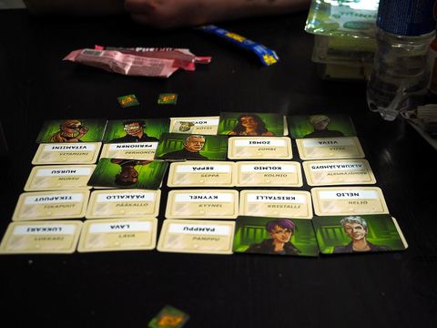 A game of Codenames Duet in the middle of play.