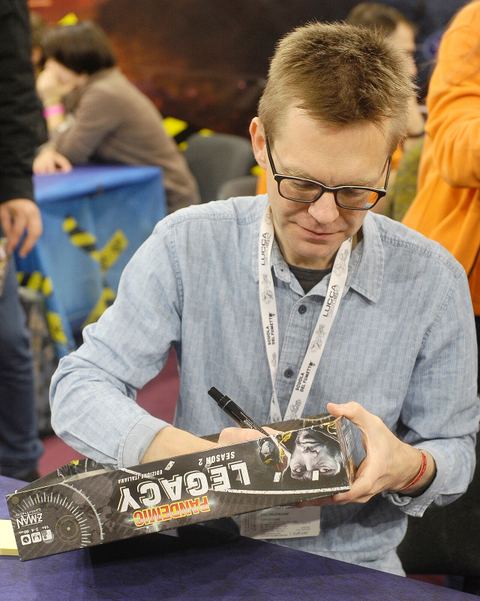 Matt Leacock autografa una copia di Pandemic Legacy: Season 2 a Lucca Comics & Games. Padiglione Carducci.