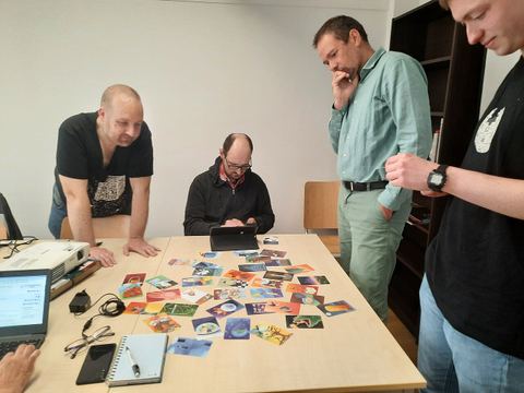 Enkele vrijwilligers voor de Nederlandstalige Contactpunt (VRT) op een bijeenkomst in Utrecht