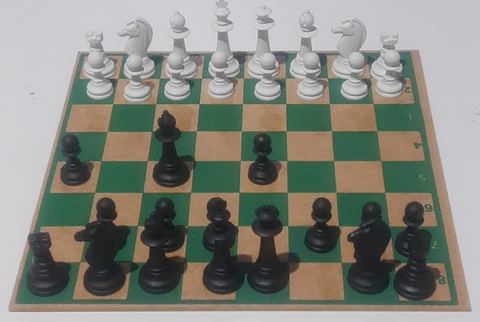 A imagem mostra um tabuleiro de xadrez com o jogador de pretas executando a abertura Bolo de Queijo.