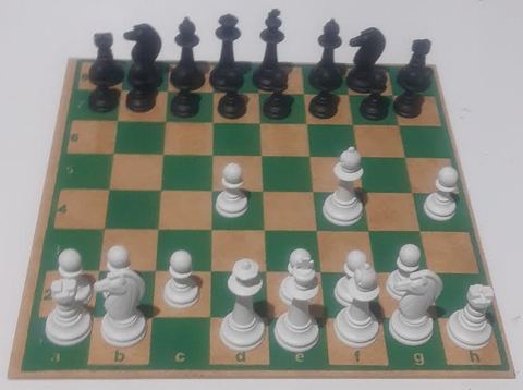 A imagem mostra um tabuleiro de Xadrez, com o jogador de brancas fazendo a abertura Bolo de Queijo.